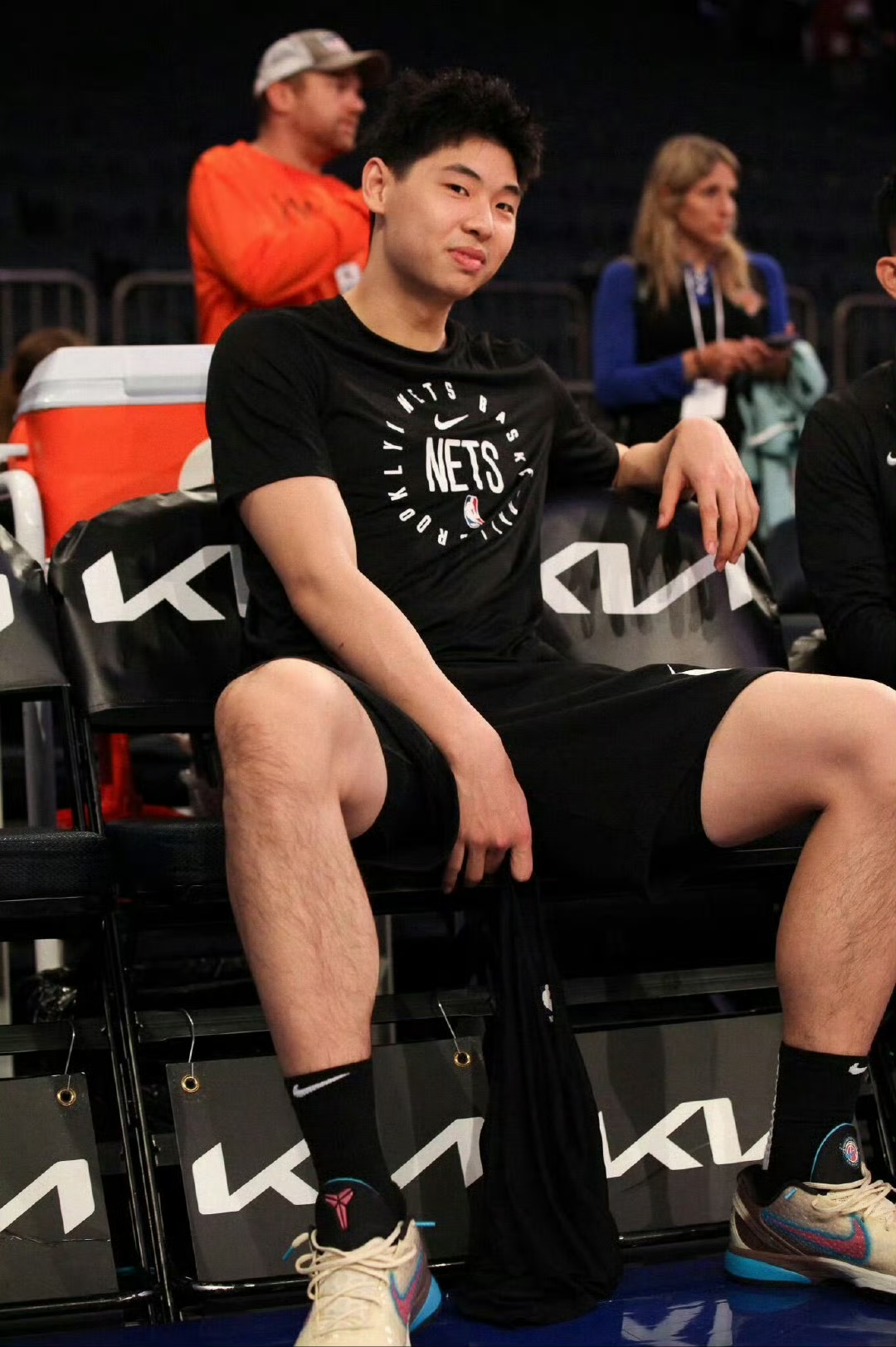 爱游戏娱乐 -布鲁克林篮网训练开放日，关键时刻调整名单引欢呼，法国杯在即，资深球员宣示担当(布鲁克林篮网比赛过程简述)